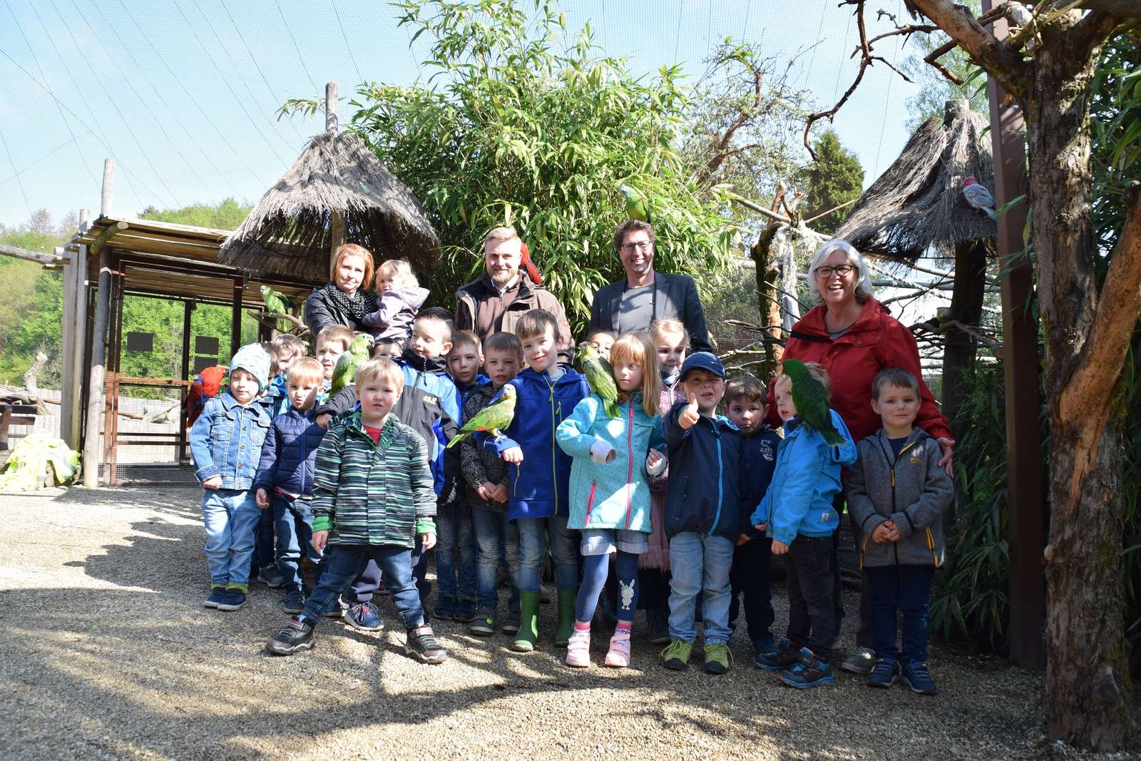 Mit dem Bus zum Vogelpark - Von links: Meike Herzke (Familienzentrum Ev. Kita Heiligenkirchen), Marc-Phillip Eckstein (Vogelpark Heiligenkirchen) Achim Oberwöhrmeier, Geschäftsführer der KVG Lippe, Vera Sarembe-Ridder (Familienzentrum Ev. Kita Heiligenkirchen) - Im Jubiläumsjahr haben Kindergartengruppen aus Lippe freien Eintritt