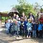 Mit dem Bus zum Vogelpark - Von links: Meike Herzke (Familienzentrum Ev. Kita Heiligenkirchen), Marc-Phillip Eckstein (Vogelpark Heiligenkirchen) Achim Oberwöhrmeier, Geschäftsführer der KVG Lippe, Vera Sarembe-Ridder (Familienzentrum Ev. Kita Heiligenkirchen) - Im Jubiläumsjahr haben Kindergartengruppen aus Lippe freien Eintritt