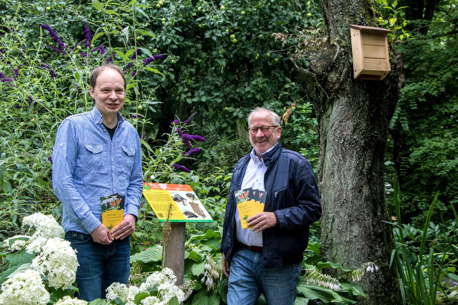 Artenschutz leicht gemacht - Zeigen den Naturwegeweisen: Andreas Höner und Vogelpark-Direkotr Friedrich-Wilhelm Eckstein wollen einen Beitrag zum Artschutz leisten. Foto: H. Meierjohann - Vogelpark bietet mit der Aktion „Mach mit!“ Anregungen für Umwelt- und Artenschutz auf dem Balkon und im Garten