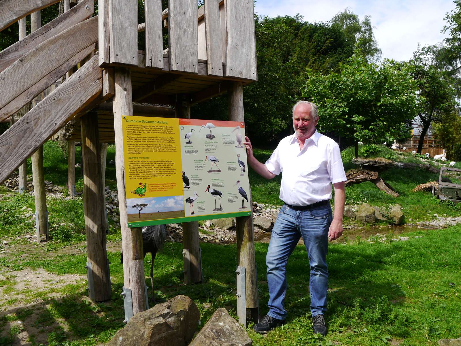 Wissenswertes wohin man schaut! - F.-W. Eckstein, Inhaber des Vogelparks, mit einem der vielzähligen neuen Info-Schildern im Park. - In Zusammenarbeit mit Dipl.-Biol. Andreas Höner wurde die Beschilderung im gesamten Vogelpark vor den Gehegen und Volieren optimiert.