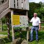 Wissenswertes wohin man schaut! - F.-W. Eckstein, Inhaber des Vogelparks, mit einem der vielzähligen neuen Info-Schildern im Park. - In Zusammenarbeit mit Dipl.-Biol. Andreas Höner wurde die Beschilderung im gesamten Vogelpark vor den Gehegen und Volieren optimiert.