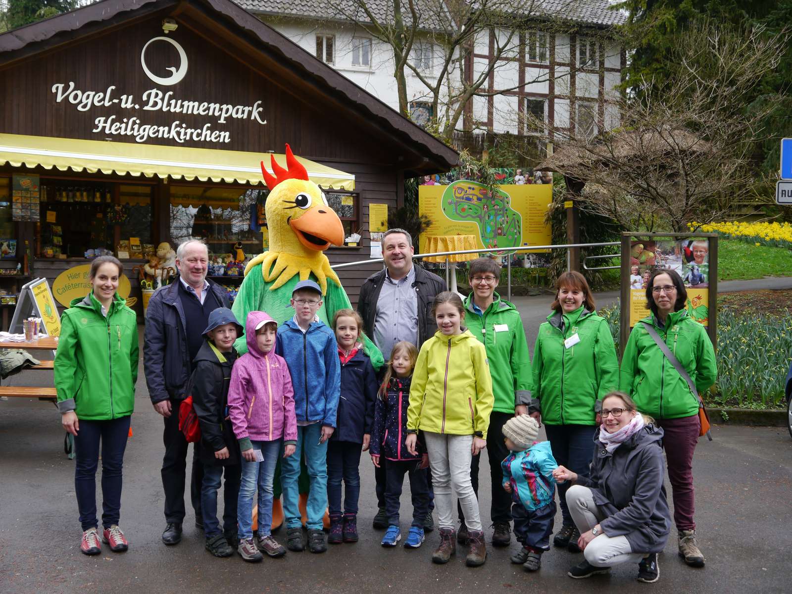 Die „KinderErlebniswelt Natur - OH!“ ist eröffnet! - Umringt von Kindern begrüßt Vogelpark-Direktor F.-W. Eckstein, zusammen mit Maskottchen Matze, Landrat Dr. Axel Lehmann und das Naturpark-Team - Landrat Dr. Lehmann wurde auf der ersten Etappe am Vogelpark von „Matze“ und Direktor F.-W. Eckstein begrüßt!