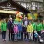 Die „KinderErlebniswelt Natur - OH!“ ist eröffnet! - Umringt von Kindern begrüßt Vogelpark-Direktor F.-W. Eckstein, zusammen mit Maskottchen Matze, Landrat Dr. Axel Lehmann und das Naturpark-Team - Landrat Dr. Lehmann wurde auf der ersten Etappe am Vogelpark von „Matze“ und Direktor F.-W. Eckstein begrüßt!