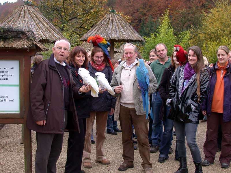 Papageien müssen abspecken. - 68 Studentinnen und Studenten der Veterinär-Medizin der Universität Leipzig 
 - Angehende Tierärzte informieren sich im Vogelpark

Detmold-Heiligenkirchen. „Wenn wir Vögel auf Diät setzen, dürfen nur unsere männlichen Mitarbeiter sie füttern, bei den Frauen bricht der Mutterinstinkt durch - die geben ihnen doch immer etwas mehr.“