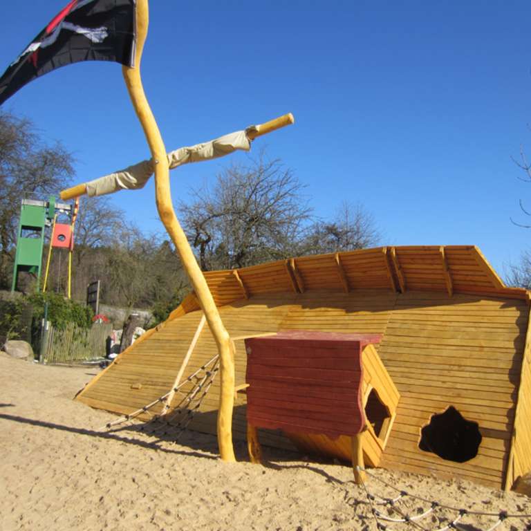 April 2013 - Gestrandetes Piratenschiff auf unserem Spielplatz sucht Namen!